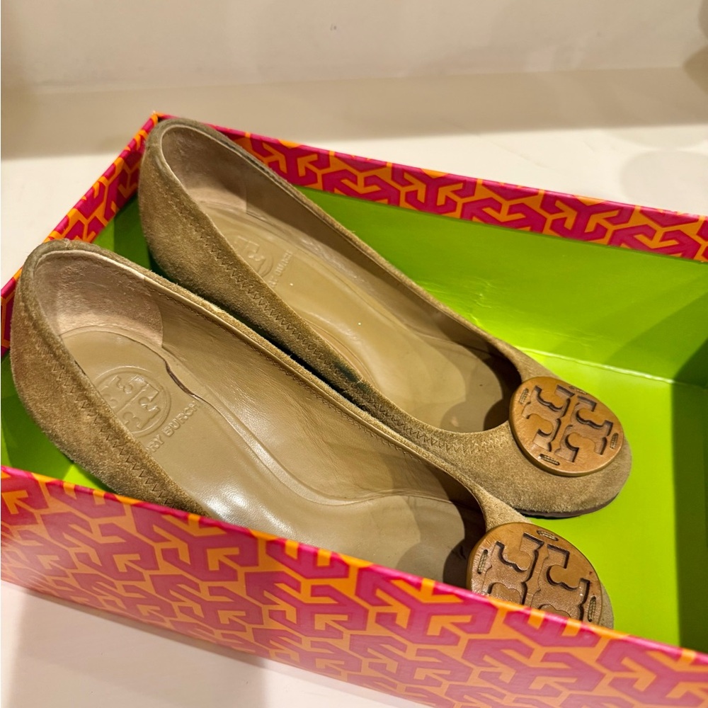 Tory Burch Tan Leather wedges with wooden Medallion